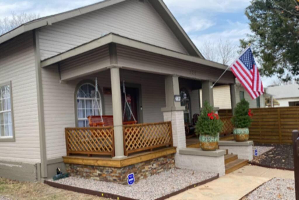 Stockyards!-1 Block Away ! Cowboy Cottage Sleeps 9 Fort Worth Exterior photo